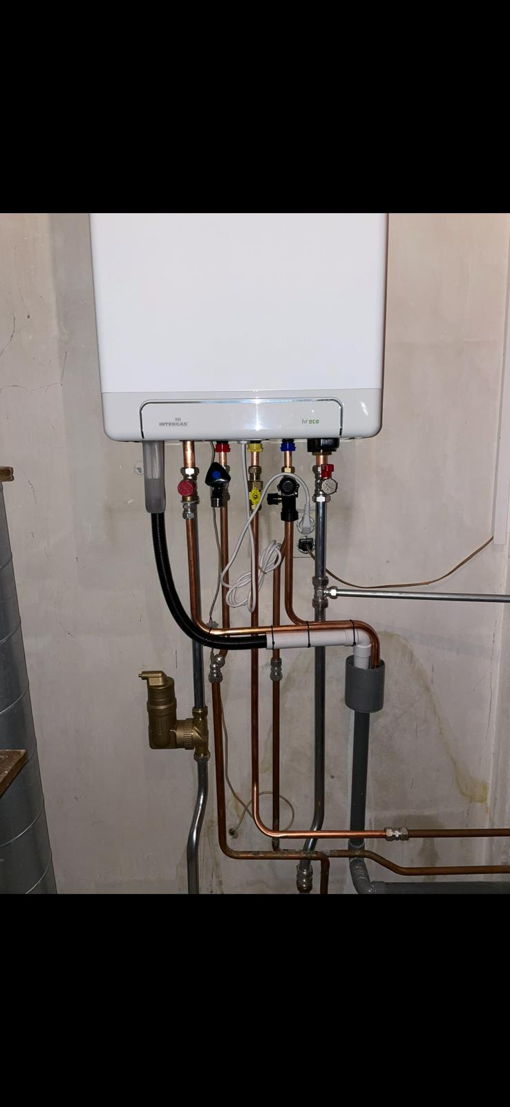 Professionele CV-ketel installatie met koperen leidingwerk door Y de Winter Installatietechniek