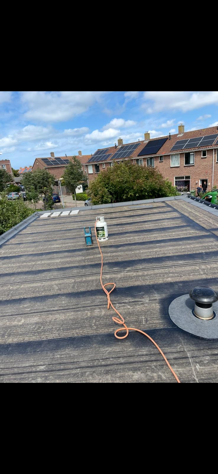 Plat dak werkzaamheden in woonwijk
