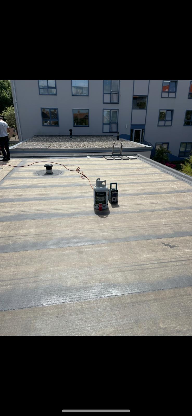 Bitumen dakbedekking bij appartementencomplex