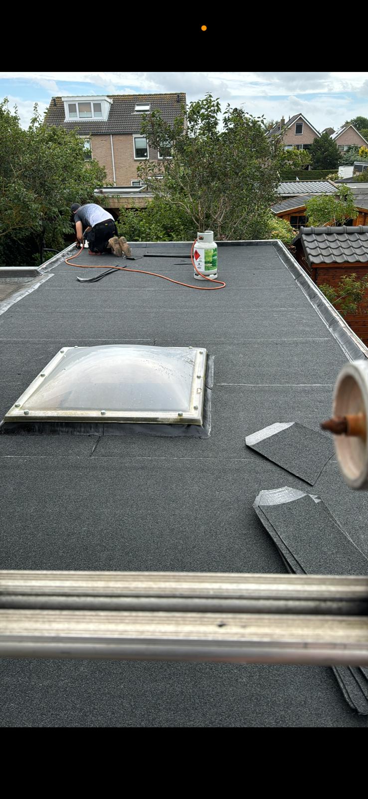 Dakbedekking werkzaamheden met lichtkoepel in Julianadorp