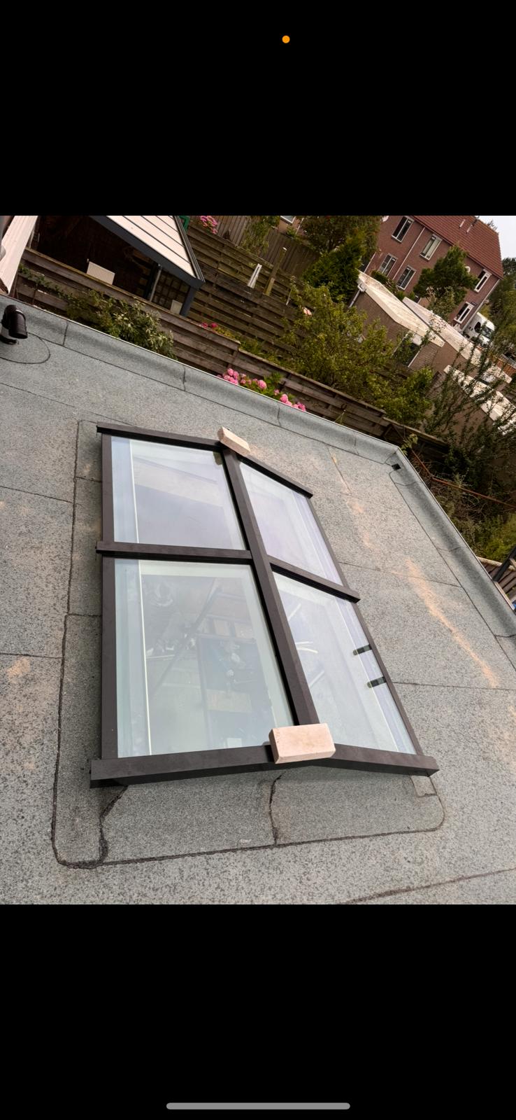 Plat dak met dakraam professioneel afgewerkt