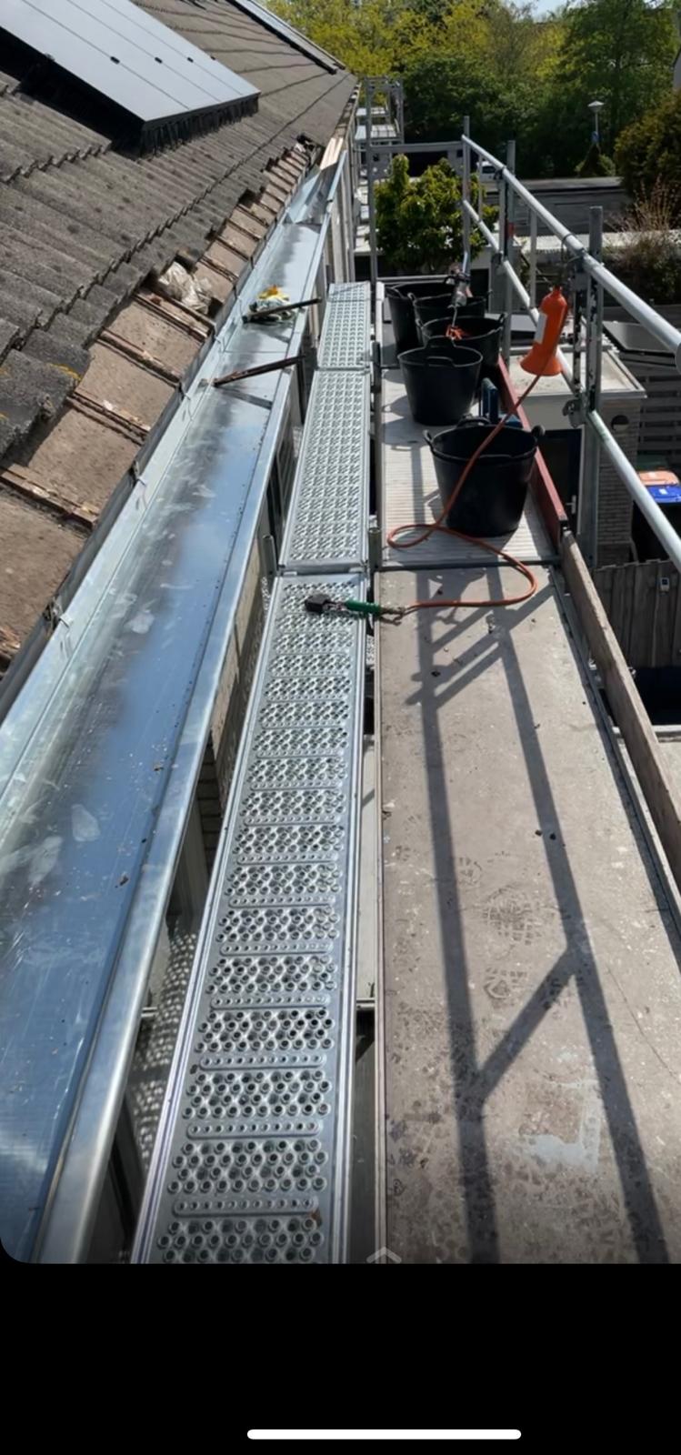 Zinken dakgoot installatie op steiger