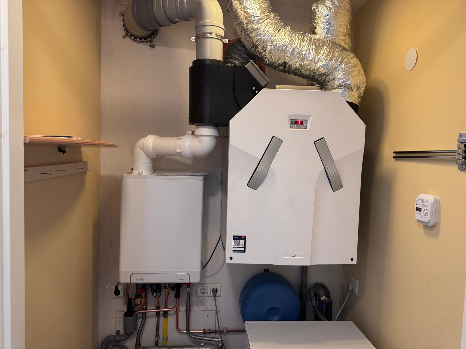 Complete technische ruimte met CV-ketel en Zehnder WTW-systeem